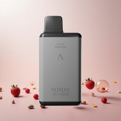 Adalya AD 10000 Puffs Engangs Vape Engelsk Lord - Mellemgrå Adalya AD 10000 Puffs Engangs Vape Farve: Mellemgrå Mundstykke & bundplast: PC Design: Sandblæstet gummilak, blå åndedrætslys i bunden, aluminiumsrør, med ADALYA original e-væske Logo: Silketryk Puffs: 10.000 puff Genopladelig: USB-C E-væske: 14 ml Nikotinniveau: 2% Batteri: 650 mAh